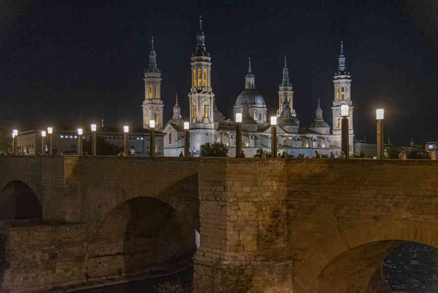 Zaragoza 010 - Puente de Piedra y basílica de Nuestra Señora del Pilar.jpg